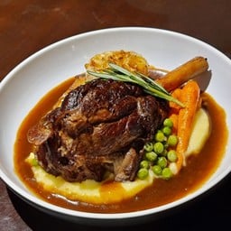 น่องแกะตุ๋นกับโรสแมรี่และไวน์แดง