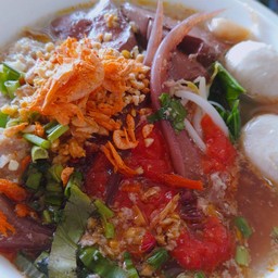 เส้นบะหมี่เกี๊ยวเย็นตาโฟลูกชิ้นหมูสับต้มยำเด็ดๆ