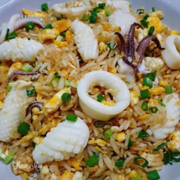 ข้าวผัดปลาหมึก