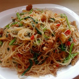 เส้นหมี่ผัดกะเพรา ใส่หน่อไม้เหลือง  (โปรดเลือกเนื้อสัตว์ )