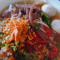 เส้นบะหมี่เย็นตาโฟต้มยำหมูเด้งลูกชิ้นเลือดเด็ดๆต้องลอง