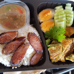 ข้าวกล่องน้ำพริก+ไข่ชะอม+ไข่ต้ม+กุนเชียง