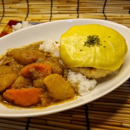 ข้าวหน้าแกงกะหรี่แฮมเบิร์กโปะชีส