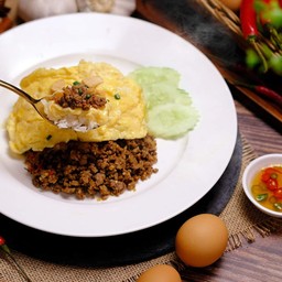 เนื้อโคขุนผัดพริกกระเทียมบนไข่ข้น