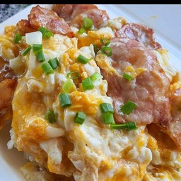 พลังใบ เบคอนไข่ข้น ราดข้าว