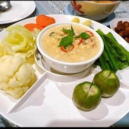 หลนปลาอินทรีย์ ผักสด ผักลวก