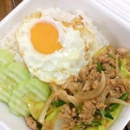 ผัดพริกหยวกหมูสับราดข้าว(ฟรีไข่ดาว)