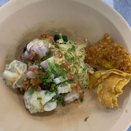 บะหมี่เกี๊ยวหมูกรอบ