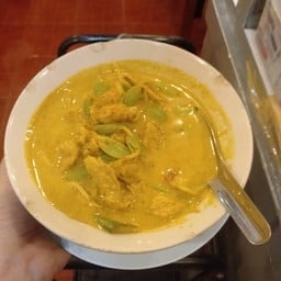 แกงกะทิหมูเนื้อเเดงหน่อเหรียง