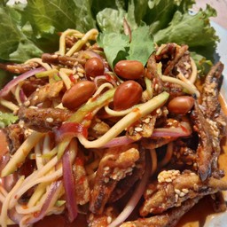 ยำมะม่วงปลากรอบ