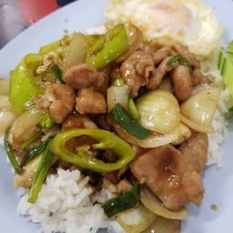 ผัดพริกหยวกหมูชิ้นราดข้าว(ฟรีไข่ดาว)
