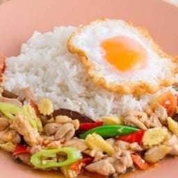 ผัดพริกหยวกไก่ราดข้าว(ฟรีไข่ดาว)