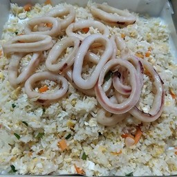 ข้าวผัดปลาหมึกถาด Fried rice with squid (Tray size)