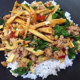 ผัดกะเพราใส่หน่อไม้ราดข้าว