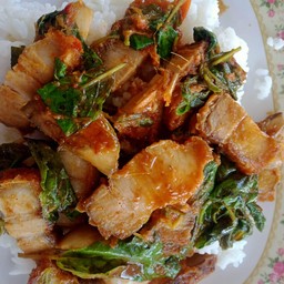 ผัดพริกแกงหมูกรอบ