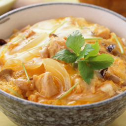 ข้าวดงบุริหน้าแซลมอนและไข่