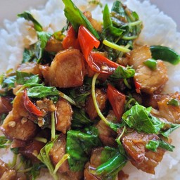 กะเพราหมูกรอบราดข้าว