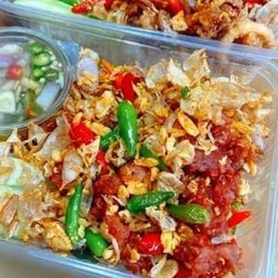 E10 ข้าวหมูทอดพริกกระเทียม