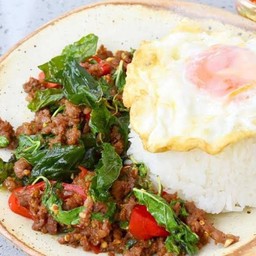 กระเพรา เนื้อ + ไข่ดาว