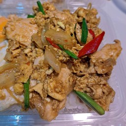 อกไก่ผัดผงกะหรี่ราดข้าว