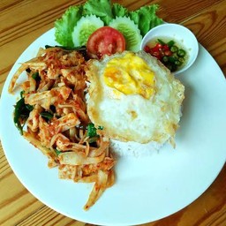 ผัดเผ็ดหน่อไม้ดองใส่หมูราดข้าวไข่ดาว