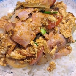เบคอนผัดผงกะหรี่ราดข้าว