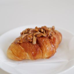 Nutty Salt Caramel Croissant (เลือกหน้าถั่วเอง)