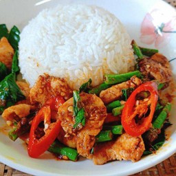 ผัดพริกแกงไก่ถั่วฝักยาว ราดข้าว