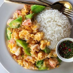 บวบผัดไข่ใส่กุ้งราดข้าวไข่ดาว