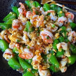 บวบผัดไข่ใส่กุ้ง