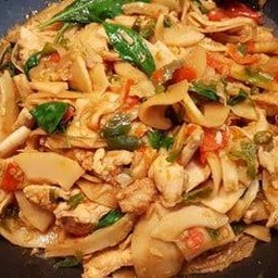 ผัดเผ็ดหน่อไม้ดองใส่ไก่