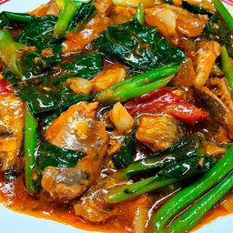 ผัดคะน้าปลากระป๋อง (กับข้าว)