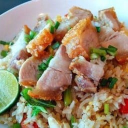 ข้าวผัดหมูกรอบ