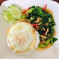 คะน้าปลาเค็มราดข้าวไข่ดาว