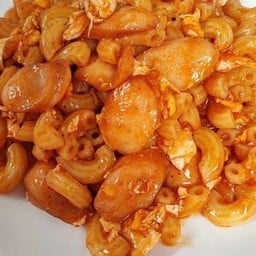 มักกะโรนีไส้กรอกผัดซอสมะเขือเทศ