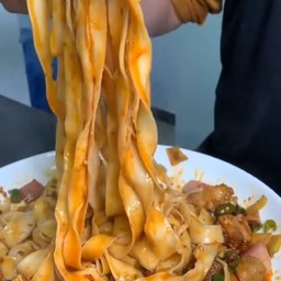 มะเขือเทศเนื้อผัดก๋วยเตี๋ยวใหญ่