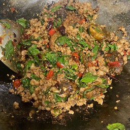 ข้าวกระเพราพริกแห้ง (กรุณาเลือกเนื้อสัตว์)