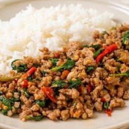 กระเพราหมูสับราดข้าว
