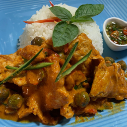 พะแนงเนื้อราดข้าวจับคู่ผัดไท