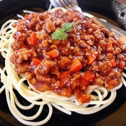 F4. สปาเก็ตตี้ซอสหมู