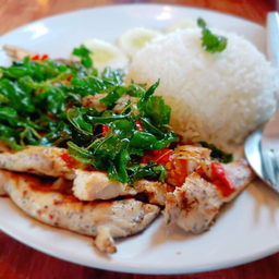 G7. ข้าวเสต็กไก่กะเพรากรอบ