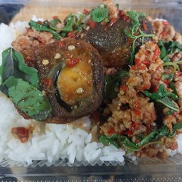 กระเพราไข่เยี่ยว