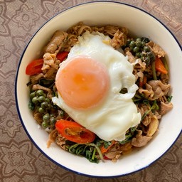 ข้าวเนื้อโคขุนสไลด์ผัดขี้เมา&ไข่ลาวา