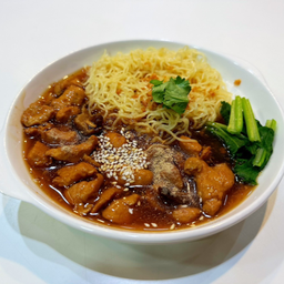 บะหมี่หน้าไก่ egg noodles with chicken gravy