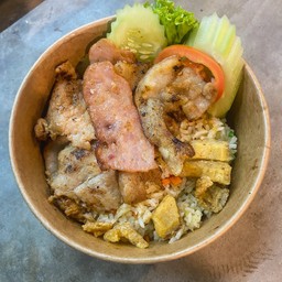 ข้าวผัดกะเทียมหน้าหมูทะ by มีทมีท