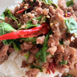 กะเพราหมูราดข้าว