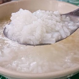 ชุดข้าวต้มกุ๊ย กับ ผัดกะเพราขาหมู