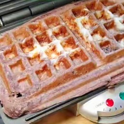 B012.วาฟเฟิลบ้าบิ่น ฝอยทอง ลูกเกด