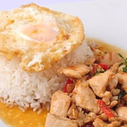 พะแนงไก่ราดข้าวไข่ดาว
