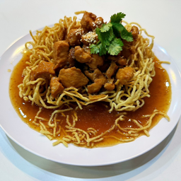 หมี่กรอบ หน้าไก่ Crispy egg noodles with chicken gravy
